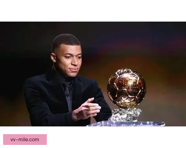 姆巴佩面具造型亮相引发球迷热议与争议讨论